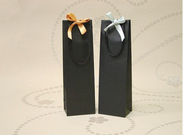 Luxusná čierna matná taška na víno 12x9x39 cm – Model Plus (S mašľou, 170g)