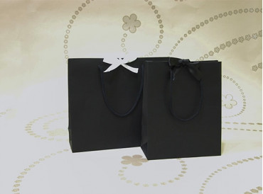 Luxusná čierna matná taška 16x8x25 cm (Model Plus, mašľa, 170g)