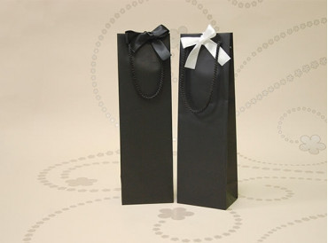 Luxusná čierna matná taška na víno 12x9x39 cm – Model Plus (S mašľou, 170g)